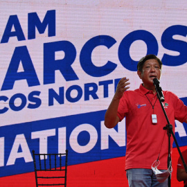 El candidato presidencial filipino Ferdinand "Bongbong" Marcos Jr, hijo del difunto dictador Ferdinand Marcos, habla con sus seguidores durante un mitin de campaña