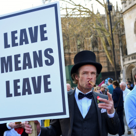 29/03/2019 - Un hombre a favor del brexit se manifiesta en Londres con un cartel que indica "irse significa irse". / REUTES - DYLAN MARTINEZ