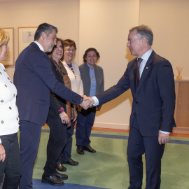 El lehendakari, Iñigo Urkullu, saluda a representantes del colegio Ángeles Custodios. IREKIA