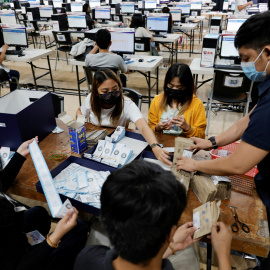 Los miembros del personal verifican los recibos de las elecciones en el centro de mando del Consejo Pastoral Parroquial para el Voto Responsable (PPCRV) en Manila, Filipinas , el 11 de mayo de 2022.