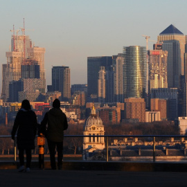 Vista de Canary Wharf (el distrito financiero de Londres donde tienen su sede bancos y empresas) desde Greenwich Park. AFP/Daniel Sorabji