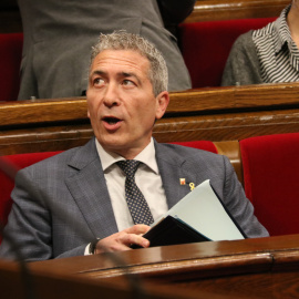 El conseller Josep González-Cambray, durant el ple del Parlament.