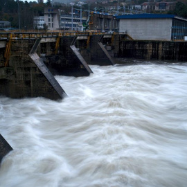 Vista del caudal del río Miño a su paso por el embalse de Velle en Ourense, este lunes. EFE