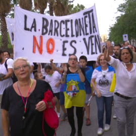 Veïns i veïnes de la Barceloneta protesten contra l'incivisme i la inseguretat al barri. CCMA