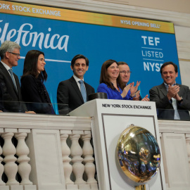 El presidente ejecutivo de Telefónica, en el balcón del patio de negociación de la Bolsa de Nueva York (NYSE), en la ceremonia del toque de campana para el inicio de la sesión en Wall Street.  REUTERS/Lucas Jackson