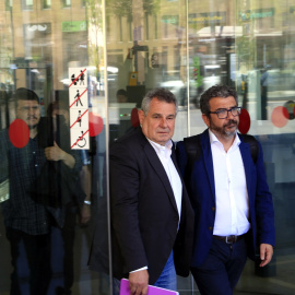 L'exsecretari de relacions internacionals de Convergència Víctor Terradellas (esquerra) amb el seu advocat, Francesc Sànchez, sortint de la Ciutat de la Justícia després de declarar per suposades subvencions irregulars de la Diputació de Barcelona.