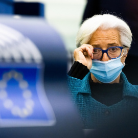 La presidenta del BCE, Christine Lagarde, con mascarilla, en un un Pleno del Parlamento Europeo, en Estrasburgo. E.P./Philipp von Ditfurth/dpa