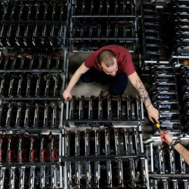 Un empleado trabaja en el ordenador de minería de Bitcoin en Florencia, Italia. REUTERS/Alessandro Bianchi