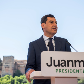 Juanma Moreno, en Granada, con un atril de campaña.