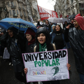 Decenas de miles de personas participan en una marcha en defensa de la universidad pública. EFE/David Fernández