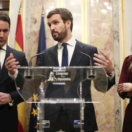 El presidente del PP, Pablo Casado, en rueda de prensa junto a la portavoz del Partido Popular en el Comgreso, Cayetana Álvarez de Toledo (dech) y el secretario general del PP, Teodoro García Egea (izq), tras finalizar la sesión de constitución de las