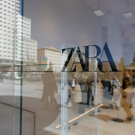 El logo de Zara (la principal marca de Inditex) en el escaparate de su nueva tienda en Madrid, una de sus mayores en el mundo. REUTERS/Juan Medina