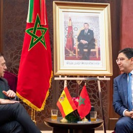 El ministro de Exteriores español, José Manuel Albares (i), durante la reunión que mantiene con su homólogo marroquí, Naser Burita, el pasado martes en Marrakech.