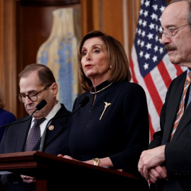 La presidenta de la Cámara de Representantes de EEUU, la demócrata Nancy Pelosi, atiende a los medios tras la aprobación del 'impeachment' contra Trump. /EFE