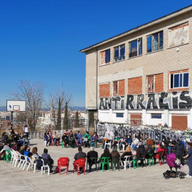 12/05/2022-Imagen de una asamblea realizada en el patio del CSO La Atalaya