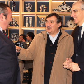 El consejero delegado de Sargadelos, Segismundo García (c.), con el consejero de Economía, Francisco Conde (d.), en la inauguración de una tienda en Madrid de la empresa de cerámica, el pasado abril.