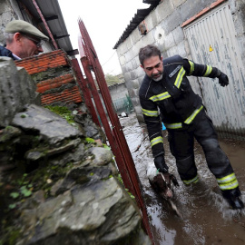 19/12/2019.- Un bombero ayuda a un perro en las calles inundadas de Ponferrada. / EFE - ANA F. BARREDO