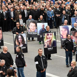 Manifestantes de ultraderecha portando en Chemnitz retratos de víctimas de crímenes cometidos, supuestamente, por extranjeros. /EFE