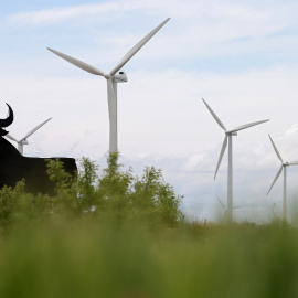 Un Toro de Osborne cerca de la planta de energía eólica La Plana, en Zaragoza. AFP/César Manso