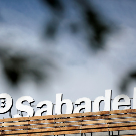 El logo de Banco Sabadell, en lo alto de un edificio de Madrid. REUTERS/Andrea Comas