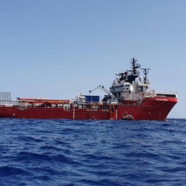 El barco de rescate Ocean Viking busca un puerto seguro para desembarcar a los migrantes rescatados. / REUTERS