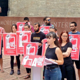 La portaveu d'Arran, Mar Ampurdanès, amb altres representants de l'esquerra independentista, aquest dilluns al Fossar de les Moreres, a Barcelona. / CUP