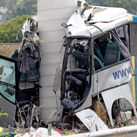 03/09/2018.- Estado en el que ha quedado el autobús de línea de la compañía Alsa tras colisionar contra un pilar de cemento de un viaducto en obras en la carretera de circunvalación de Avilés. Al menos cuatro personas han fallecido y más de una vei