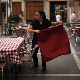 Una mujer trabajando en el sector de la hostelería/ REUTERS