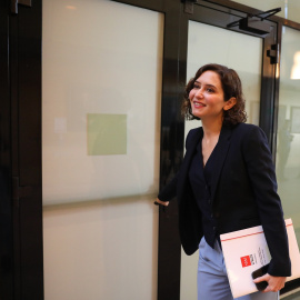 La presidenta de la Comunidad de Madrid, Isabel Díaz Ayuso, a su llegada a una sesión plenaria en la Asamblea de Madrid. E.P./Marta Fernández