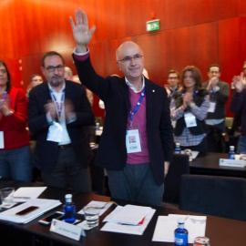 El líder de Unió, Josep Antón Durán i Lleida, recibe la ovación de Ramón Espadaler, Montse Surroca y Josep Sánchez Llibre, entre otros, después de su intervención en el Consell Nacional./ EFE