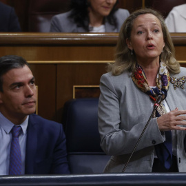 27/04/2022-La ministra de Economía y vicepresidenta primera Nadia Calviño junto a Pedro Sánchez durante el Pleno del Congreso celebrado este miércoles 27 de abril