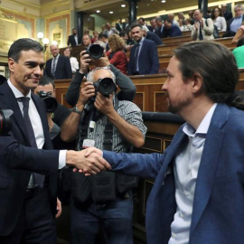 El secretario general del PSOE Pedro Sánchez, saluda al líder de Podemos Pablo Iglesias, en el hemiciclo del Congreso tras el debate de la moción de censura. /EFE