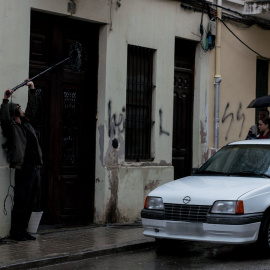 La casa del rodaje de la película 'La mort de Guillem' aparece con pintadas fascistas durante la grabación. / LA LLUITA CONTINUA