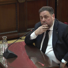 Imagen tomada de la señal institucional del Tribunal Supremo de la declaración del exvicepresidente de la Generalitat y principal acusado, Oriol Junqueras, durante la tercera jornada del juicio del "procés" en la Sala de Plenos del Tribunal Supremo. / 