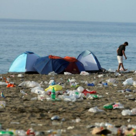 La playa de la Malagueta, tras la noche de San Juan. REUTERS