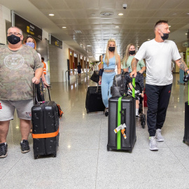 (21/7/2021) Turistas británicos salen del Aeropuerto de Menorca (Archivo).