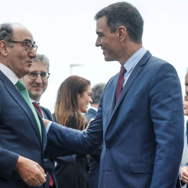 El presidente del Gobierno, Pedro Sánchez, saluda al presidente de Iberdrola, Ignacio Sánchez Galán, durante la presentación del proyecto de gigafactoría de baterías de Volkswagen, a 5 de mayo de 2022, en Sagunto.