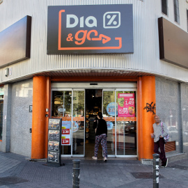 Un compradora entra en un supermercado Día&go en Madrid. E.P./Eduardo Parra