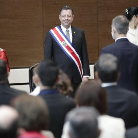 Rodrigo Chaves asume como presidente de Costa Rica, hoy en el parlamento en San José (Costa Rica).