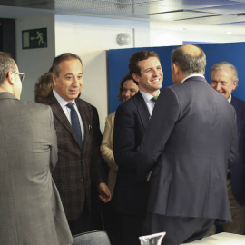 El líder del PP, Pablo Casado, junto a empresarios en la sede de Génova 13 en Madrid.