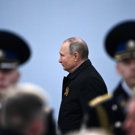 El presidente ruso Vladimir Putin llega para ver el desfile militar del Día de la Victoria en la Plaza Roja en el centro de Moscú el 9 de mayo de 2022.