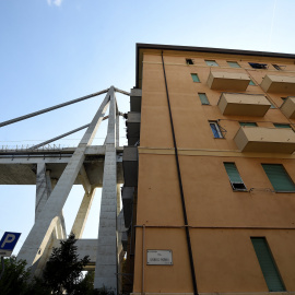 Vista del puente que se derrumbó este martes en Génova (Italia), junto a los edificios de la zona, que han sido desalojados. REUTERS/Massimo Pinca