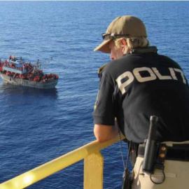 Vigilància de barco ple de migrants. Centre Delàs