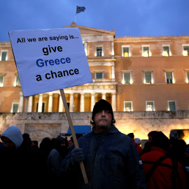 Un griego participa en una protesta frente al parlamento en Atenas, en una imagen de archivo / REUTERS - YANNIS BEHRAKIS