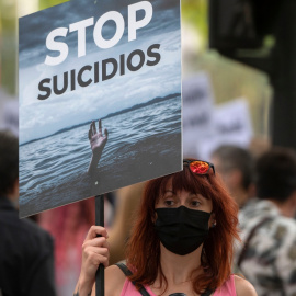 (11/9/2021) Una mujer sostiene una pancarta donde se lee "Stop Suicidios", durante una manifestación por un Plan Nacional de Prevención del Suicidio en septiembre de 2021. (Archivo).