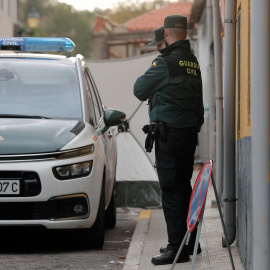 29/11/2019.- Miembros de criminalística de la Guardia Civil registran el piso del sospechoso en la localidad valenciana de Manuel. EFE/ Kai Försterling