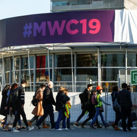 Operarios y participantes del Mobile World Congress 2019 ultiman los preparativos finales del Congreso que dará inicio el próximo lunes en el recinto de la Fira de Barcelona. EFE/Enric Fontcuberta