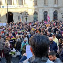 Centenars de persones es manifesten en defensa de la immersió en català a l'escola