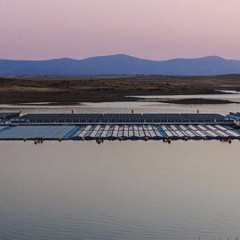 11/05/2022. Acciona explota una central solar flotante de más de una hectárea en el pantano de Sierra Brava, en Zorita (Cáceres).