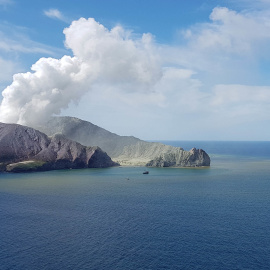 Imagen del volcán Whakaari en erupción. EUROPA PRESS